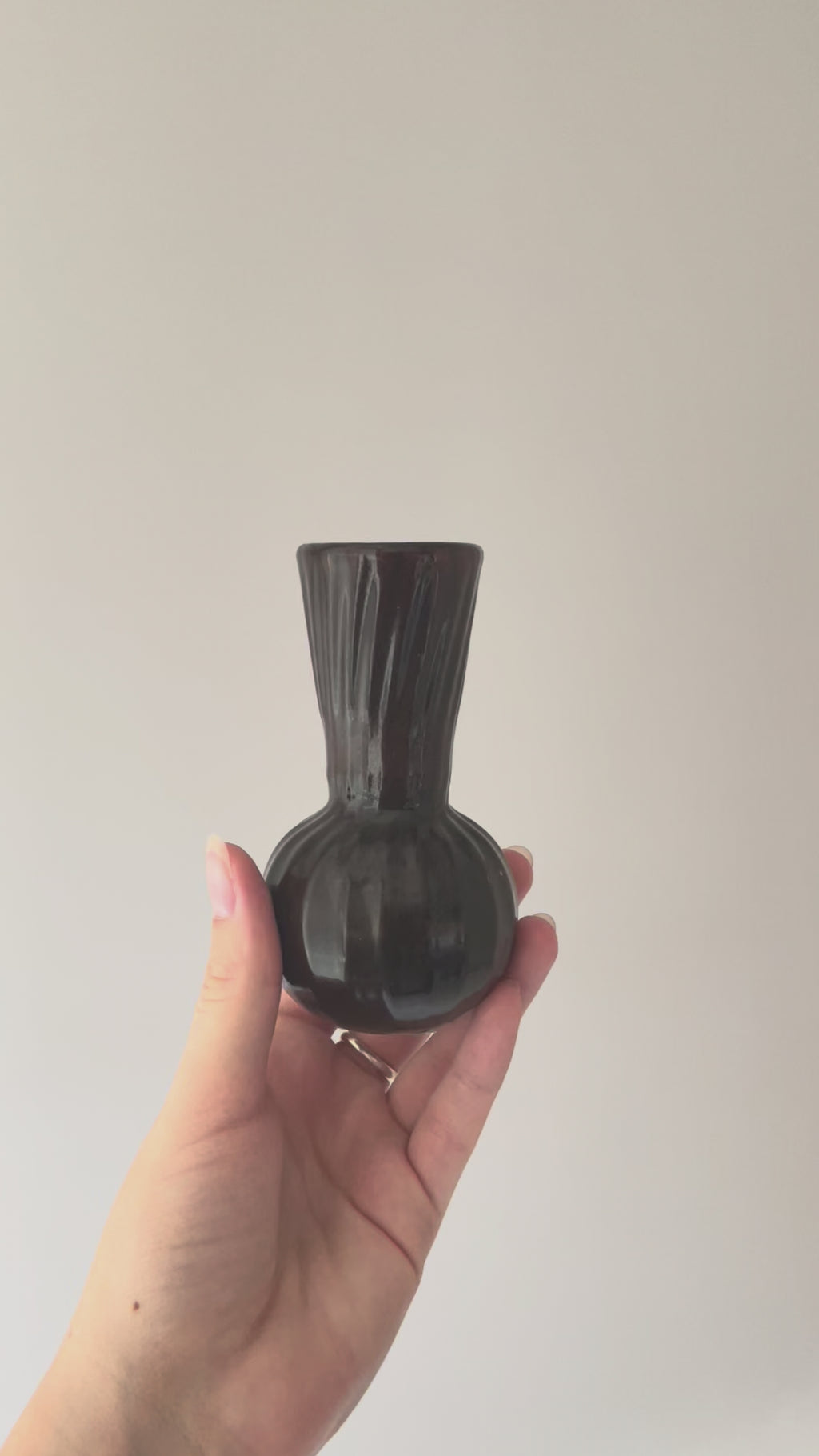 Anne Flohr nøglehulsvase i heliotrop farve 