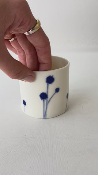 Helene Søs Schjødts - Fyrfadsbeholder med blå blomster