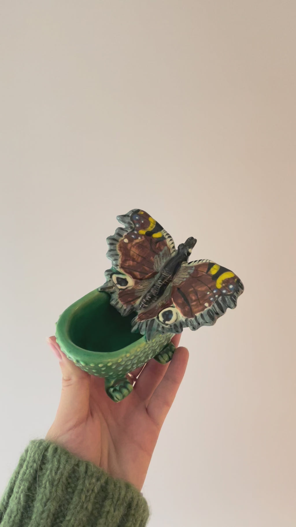 Hanne Marie badekar i grøn farve med en brun sommerfugl på