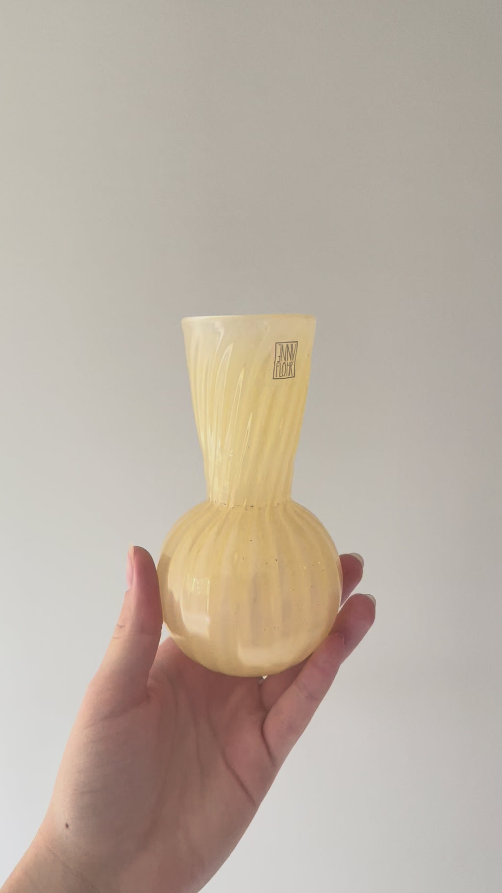 Anne Flohr nøglehulsvase i svag beige/gul farve 