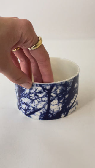 Helene Søs Schjødts - Vase med blåt naturmotiv