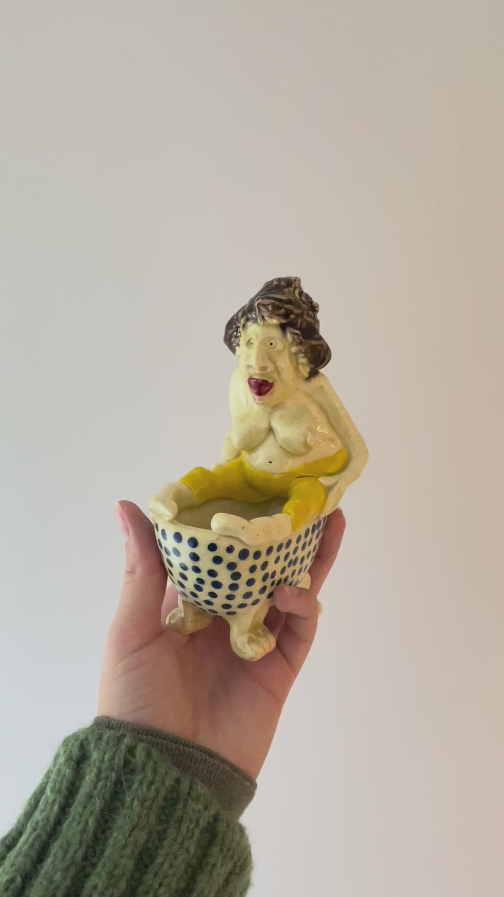 Hanne Marie badekar med en dame i gule bukser