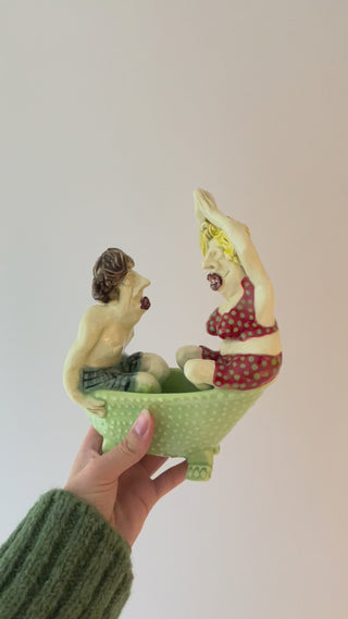 Hanne Marie badekar med mand og dame i farvet badetøj