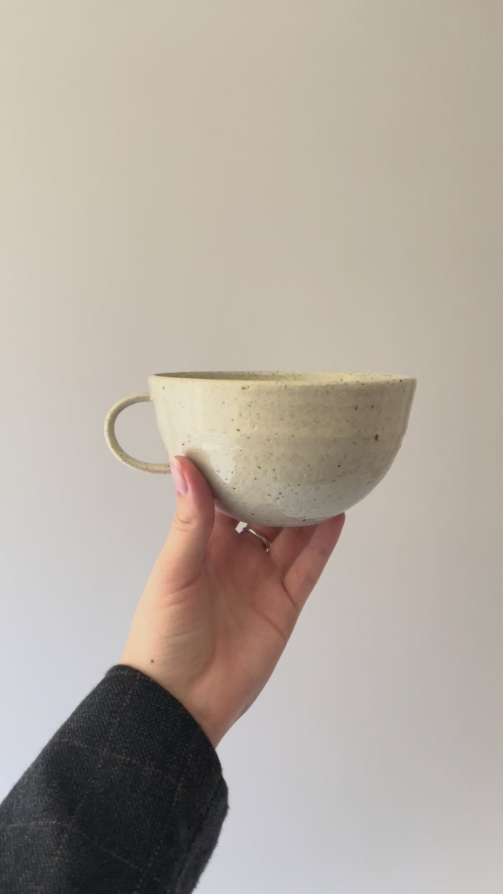 Anna Bystrup kop i beige farve 