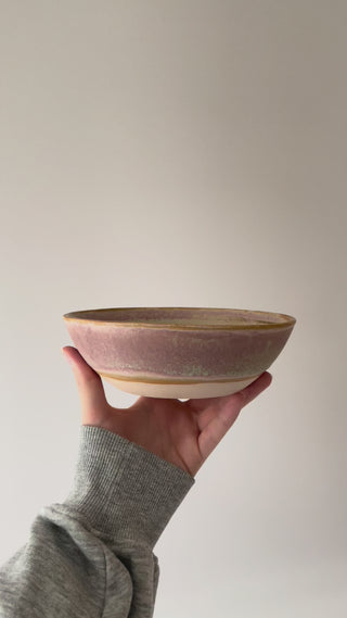 Lena Pedersen mellem flad skål i beige/rosa glasur