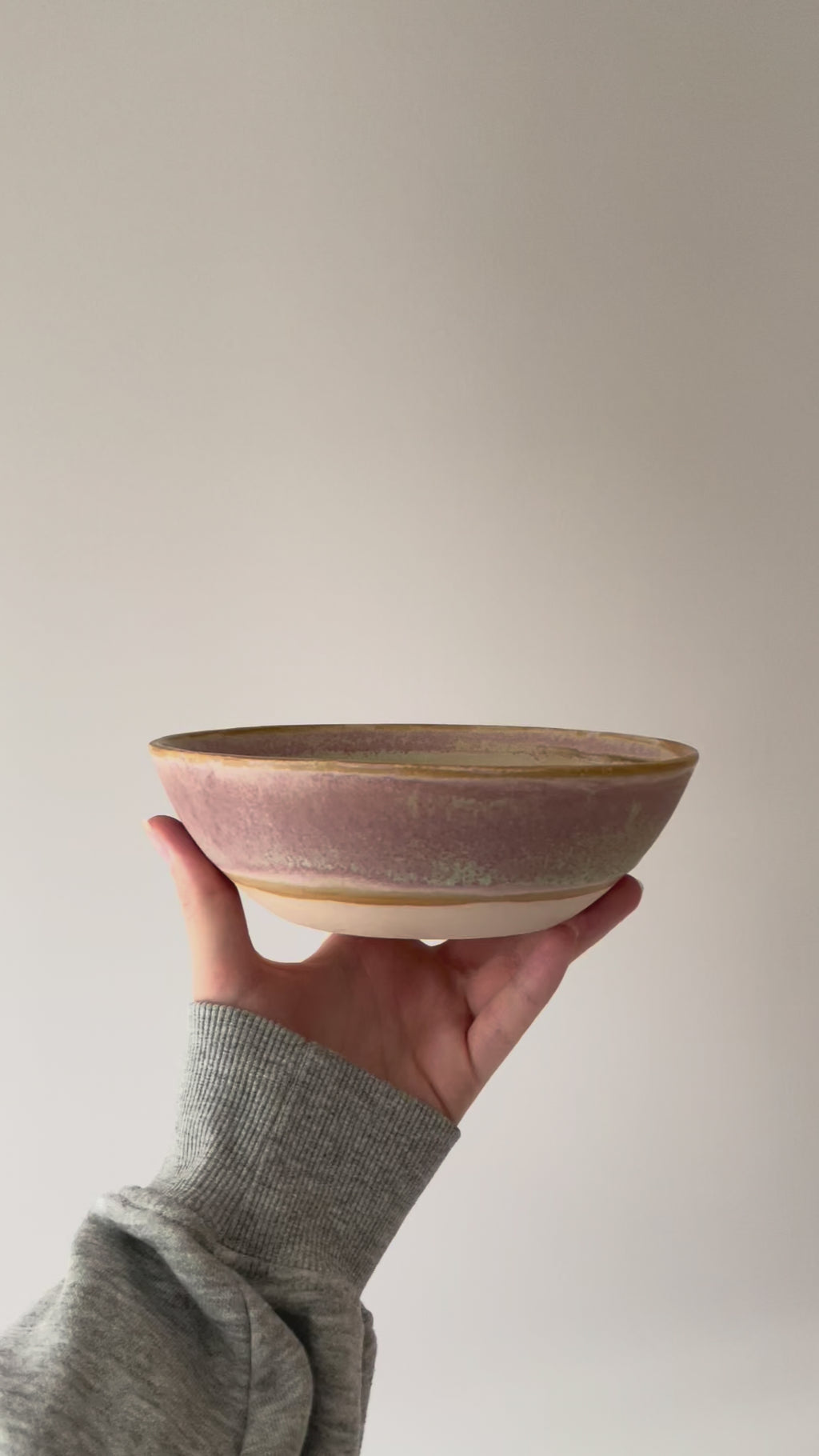 Lena Pedersen mellem flad skål i beige/rosa glasur