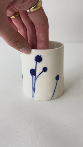 Helene Søs Schjødts - Vase med blåt blomstermotiv