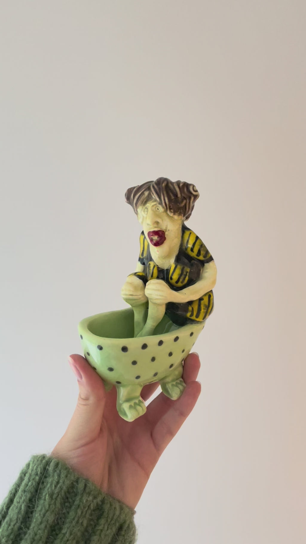 Hanne Marie badekar i grøn med en smuk dame med fødderne nede i badekaret 