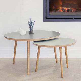 Rundt sofabord med egetræs ben og grøn laminat bordplade. Køb nu hos Designer Zoo