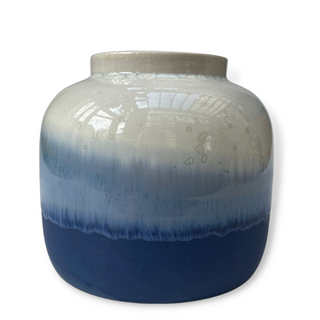 Bred vase - Blå ler med hvid glasur