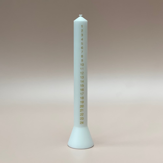 Kalenderlys fra Alterlyset - hvid med guld / guldfarvede tal. Størrelse: 36 cm højt