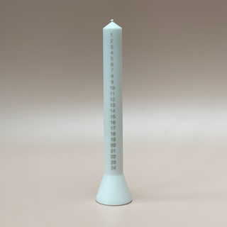 Kalenderlys fra Alterlyset - hvid med sølv / sølvfarvede tal. Størrelse: 36 cm højt