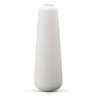 Slank klassisk vase i hvid af Ditte Fischer