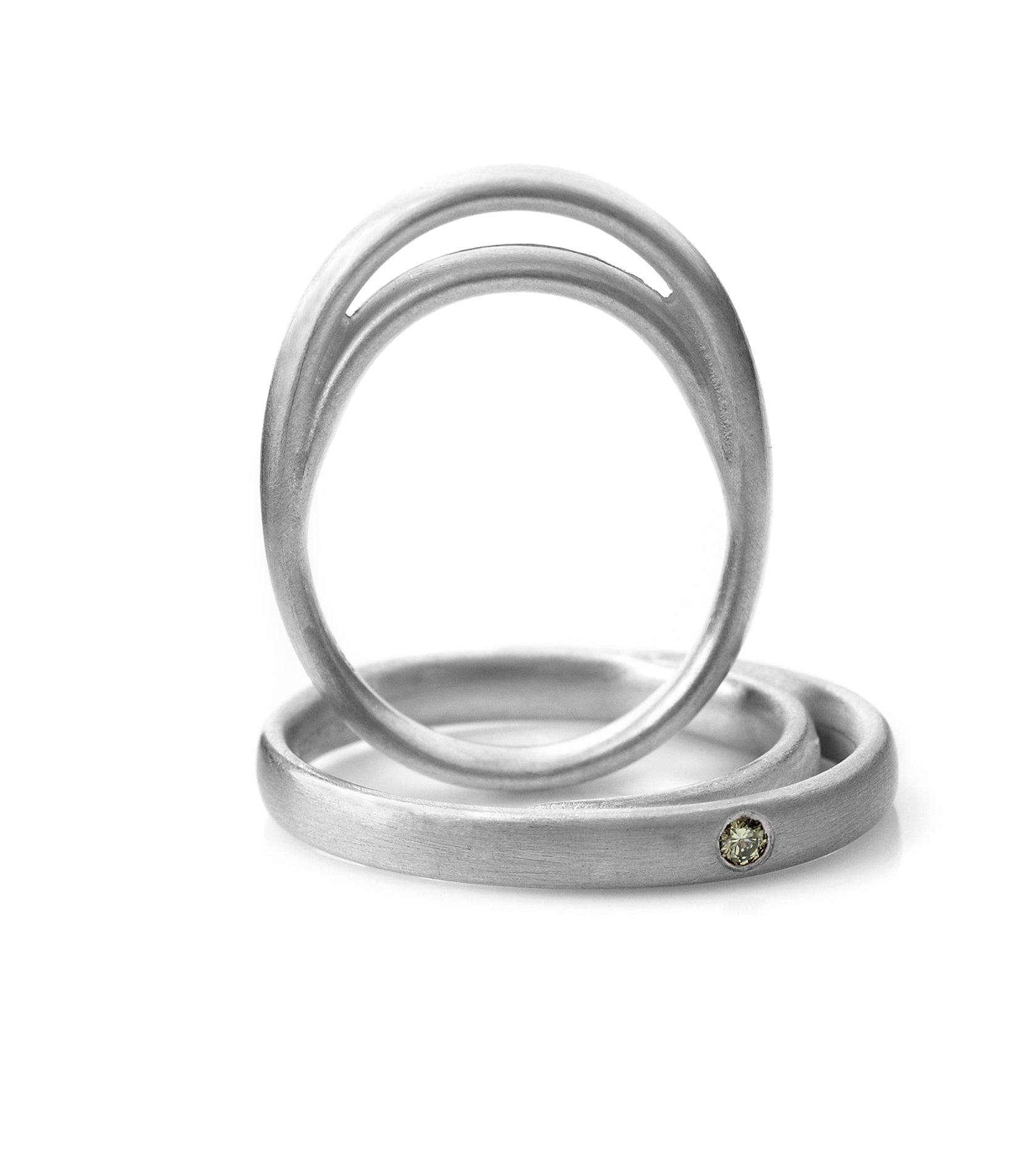 Dobbel Oval ring i sølv m. farvet diamant